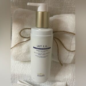 Biologique Recherche/LAIT E.V. Moisturizing and lipid restoring make up remover.